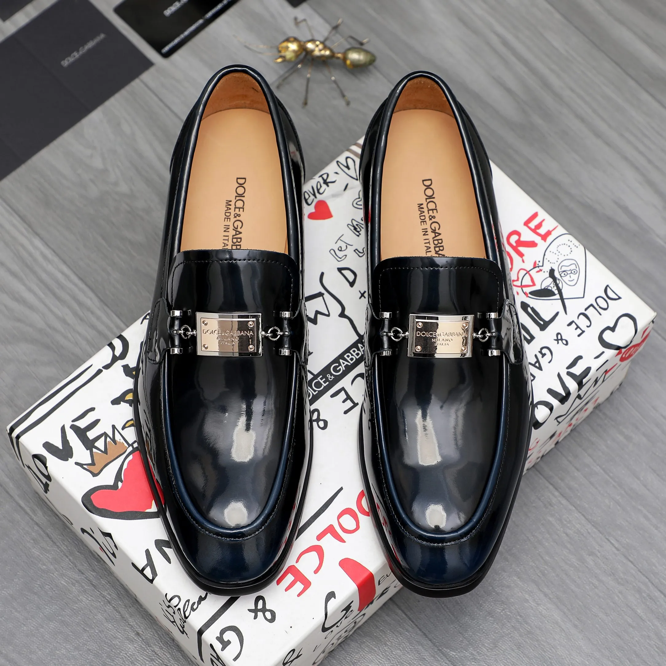 Men's shoes 💰500 Product trademark: DG (Dolce & Gabbana) business casual leather shoes Regular size: 38-45 (45 is custom-made and non-returnable) Product materials: Selected pearlescent polished cowhide upper, cowhide lining, original outsole